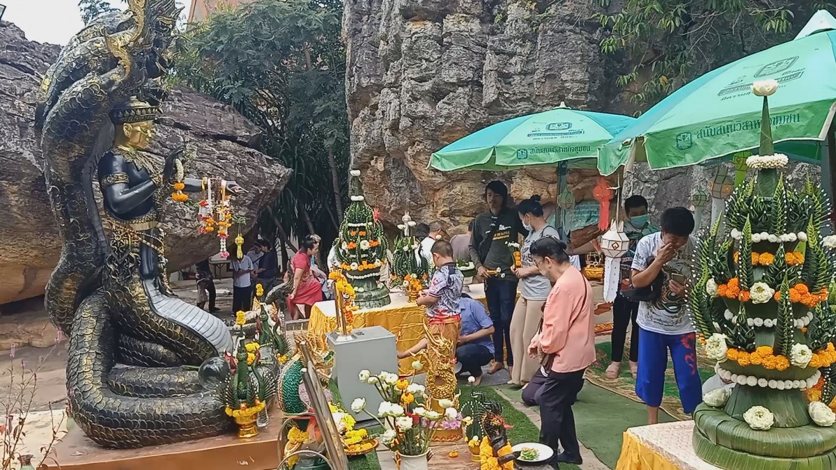 ครูสาวหลับตาล้วงไข่-จุดธูปขอเลขเด็ดปู่มุจลินท์-เจ้าแม่ตะเคียนวัดภูตะเภาทองวันออกพรรษา