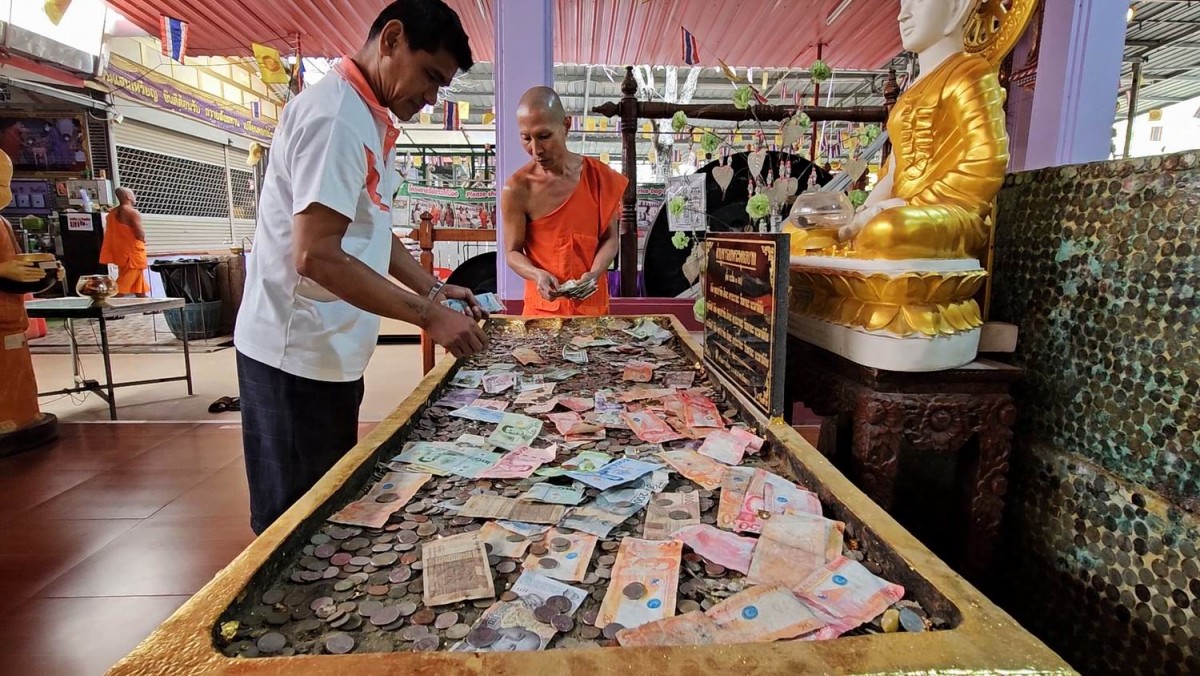 ฮือฮาหลวงพ่อดอลล่าสร้างจากเงินต่างชาติหลังนักท่องเที่ยวต่างชาติแห่ทำบุญด้วยเงินต่างชาติแต่แลกเป็นเงินไทยไม่ได้