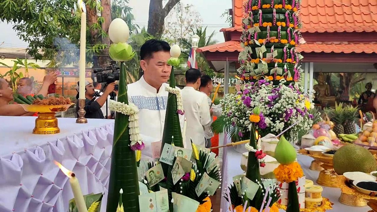 เพชรบูรณ์ ขวดน้ำแดงสั่นเดือดเหมือนต้มน้ำร้อน ขณะบวงสรวงหลวงพ่อเพชรศักดิ์สิทธิ์