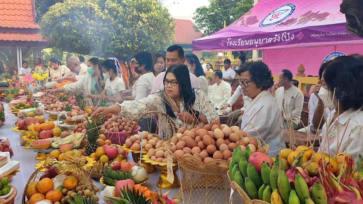 เพชรบูรณ์ ขวดน้ำแดงสั่นเดือดเหมือนต้มน้ำร้อน ขณะบวงสรวงหลวงพ่อเพชรศักดิ์สิทธิ์