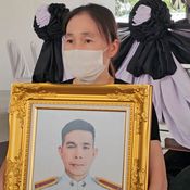 เมียเศร้านำศพผัวตำรวจอัมพวาถูกหนุ่มเมาแล้วขับชนกลับบ้านตำรวจสมุทรสงครามจัดกองเกียรติยศอย่างสมเกียรติ