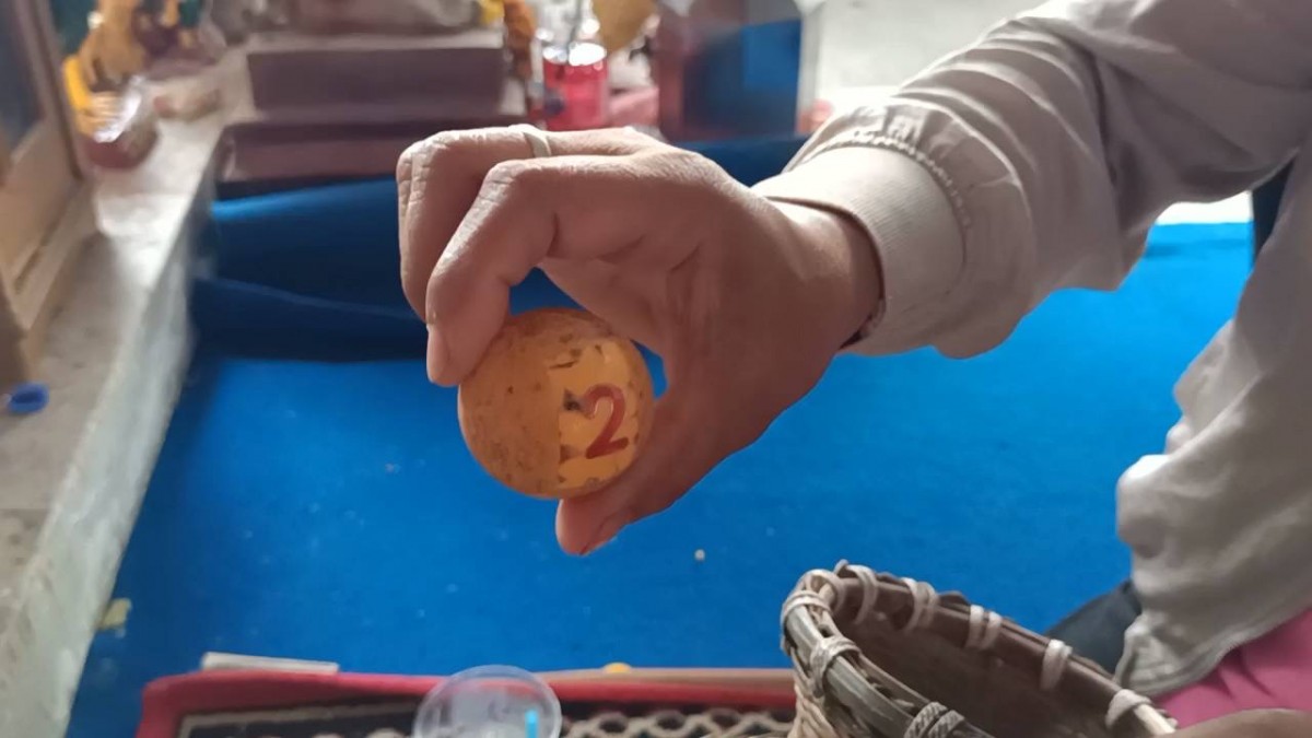 นนทบุรี ประชาชนแห่ขอเลขเด็ดไอไข่วัดศาลาลีอย่างต่อเนื่อง ในงานพิธีไหว้ครูประจำปี