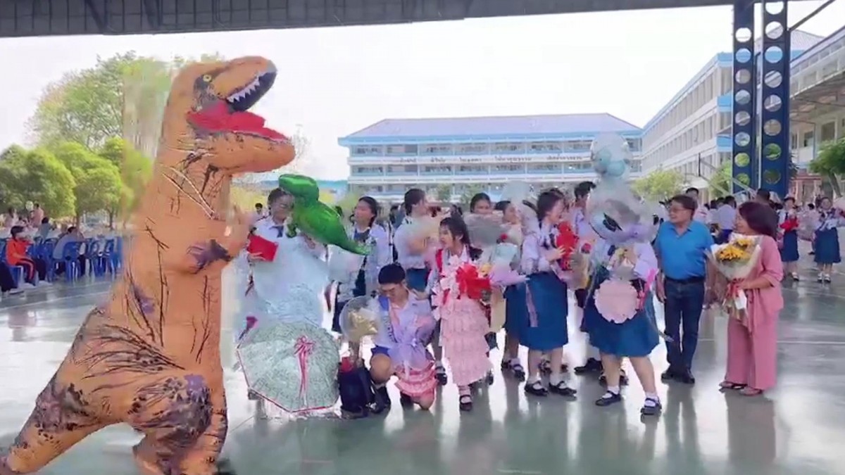 เพชรบูรณ์ เป็นทุกอย่างให้เธอแล้วจริงๆ คุณแม่สายฮาแต่งชุดไดโนเสาร์ร่วมวันปัจฉิมลูก