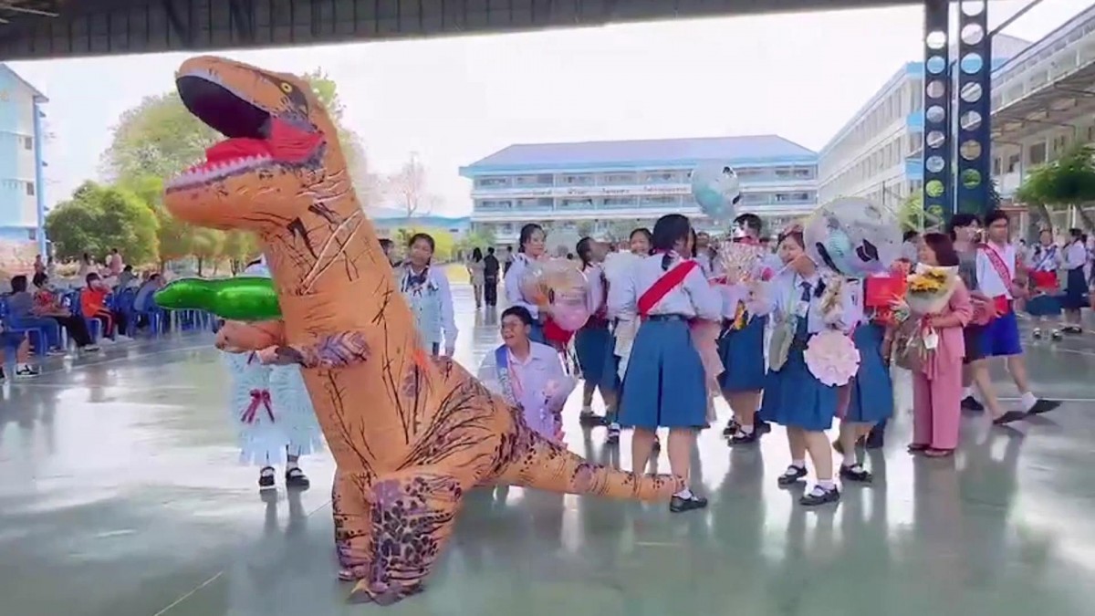 เพชรบูรณ์ เป็นทุกอย่างให้เธอแล้วจริงๆ คุณแม่สายฮาแต่งชุดไดโนเสาร์ร่วมวันปัจฉิมลูก