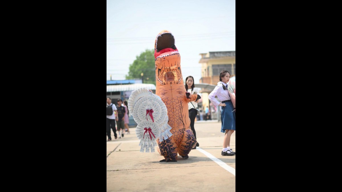 เพชรบูรณ์ เป็นทุกอย่างให้เธอแล้วจริงๆ คุณแม่สายฮาแต่งชุดไดโนเสาร์ร่วมวันปัจฉิมลูก