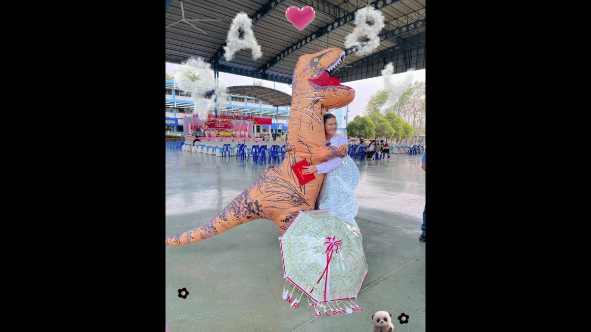 เพชรบูรณ์ เป็นทุกอย่างให้เธอแล้วจริงๆ คุณแม่สายฮาแต่งชุดไดโนเสาร์ร่วมวันปัจฉิมลูก