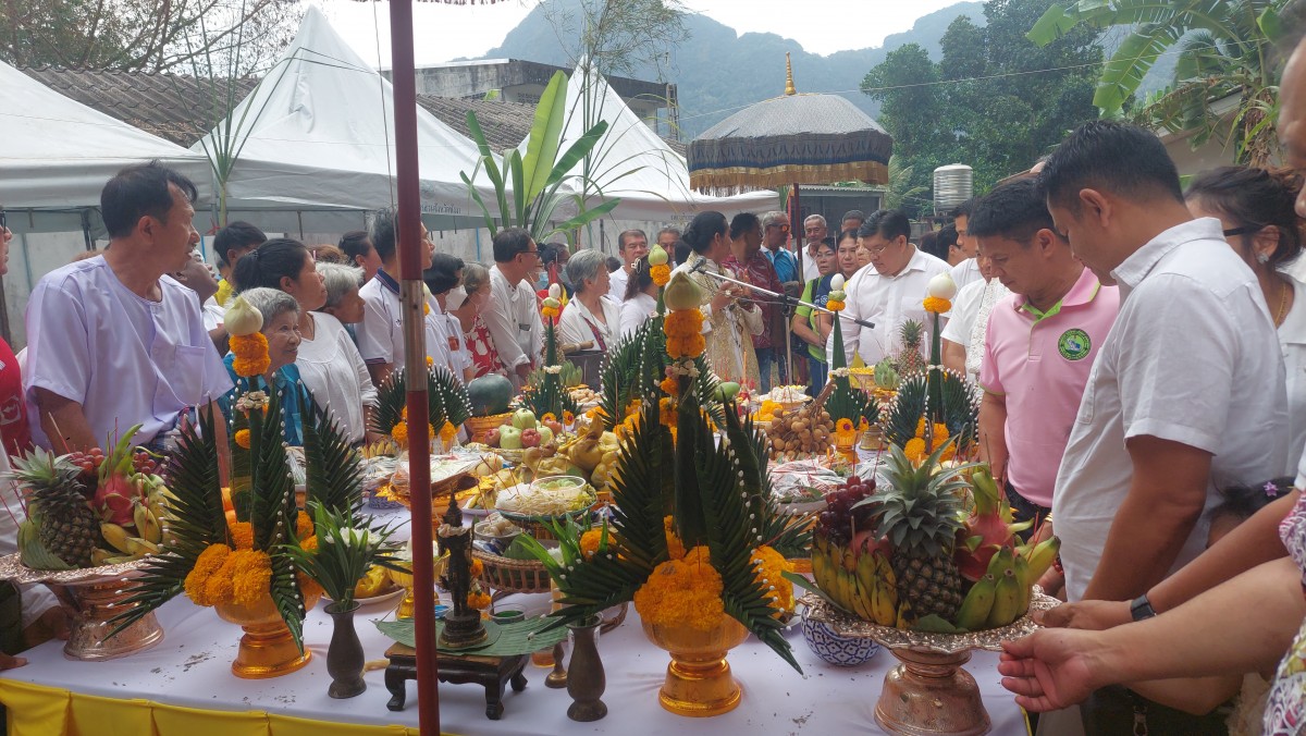 บวงสรวงพ่อตาเขางุ้ม สายมูแห่ดูเลขเด็ด