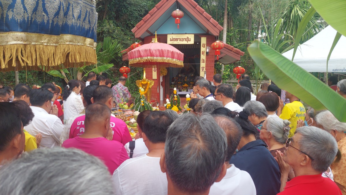 บวงสรวงพ่อตาเขางุ้ม สายมูแห่ดูเลขเด็ด
