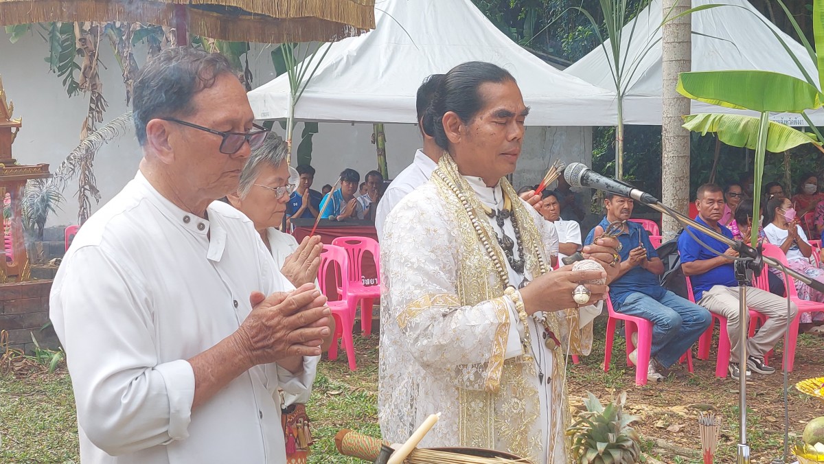 บวงสรวงพ่อตาเขางุ้ม สายมูแห่ดูเลขเด็ด