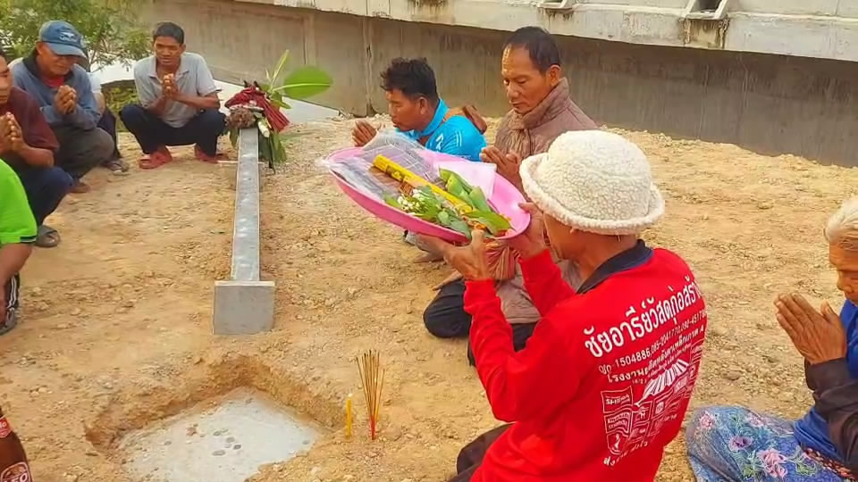 ---- สุรินทร์-โค้งสุดท้าย ชาวบ้านตาลุกวาว เลขธูปพิธียกเสาเอกศาลปู่ตา ขณะที่ชาวบ้านเผย เคยเห็นคลื่นคล้ายพยานาคอยู่กลางน้ำ