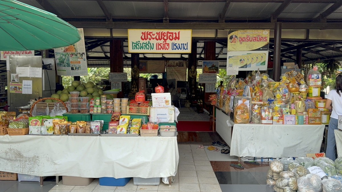 นนทบุรี พระพยอมติง หนุ่มนำบทสวดพระรัตนตรัยทำเป็นเพลงนรกกินหัว จากกรณีผู้ใช้ TikTok ชื่อ Dookdik ได้โพสต์คลิปวิดิโอ ขณะแต่งกายคล้ายพระภิกษุสงฆ์ ได้เอาบทสวดมนต์บูชาพระรัตนตรัย มาแต่งเป็นเพลงใส่ทำนองใช้เครื่องดนตรีหลายชนิด พร้อมท้ายคลิปได้เขียนข้อความว่า 