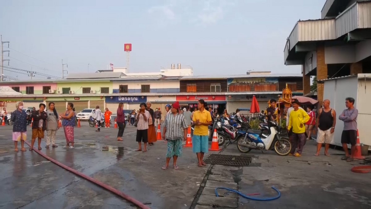 เจ้าของร้านกอดคอร่ำไห้ ไฟไหม้ตลาดเมืองสุรินทร์ ดรามาคนด่ารถดับเพลิงไร้น้ำยา