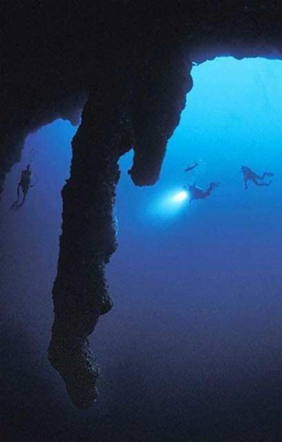 ภาพใต้ท้องทะเล ภายในหลุมน้ำเงิน