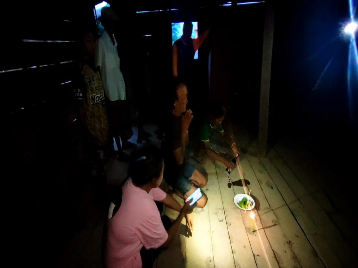 บ้านร้างหลอน..ญาติเชื่อว่ามีวิญญาณอยู่..โผล่ให้เห็นอยู่บ่อยๆ.. จึงพากันจุดธูปขอหวย