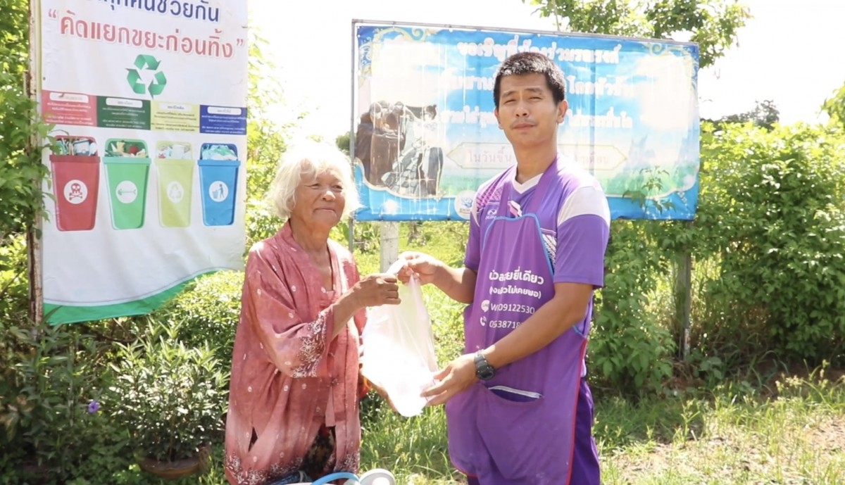 บุรีรัมย์ หมวดวิชัย 2 คราวนี้เป็นยายวัย 75 ปลูกดอกไม้ริมทางนาน 15 ปี