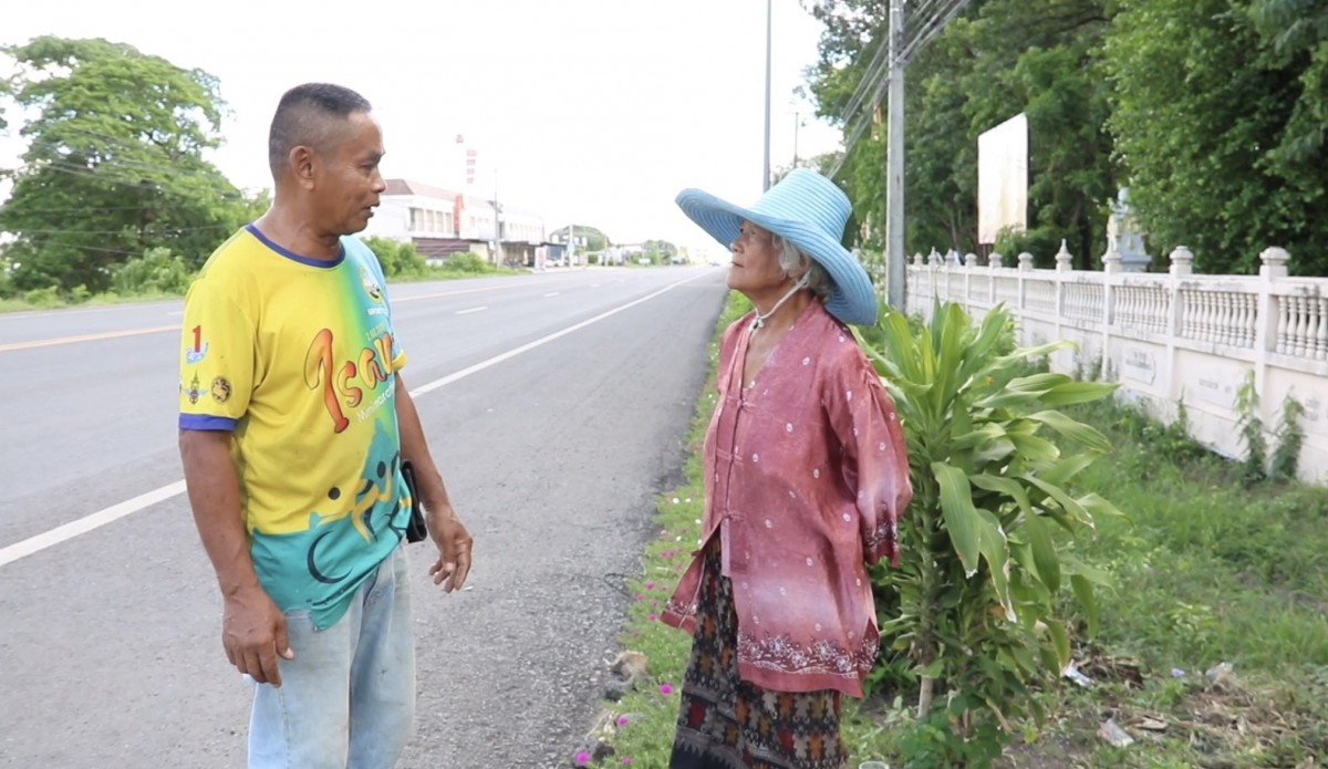 บุรีรัมย์ หมวดวิชัย 2 คราวนี้เป็นยายวัย 75 ปลูกดอกไม้ริมทางนาน 15 ปี