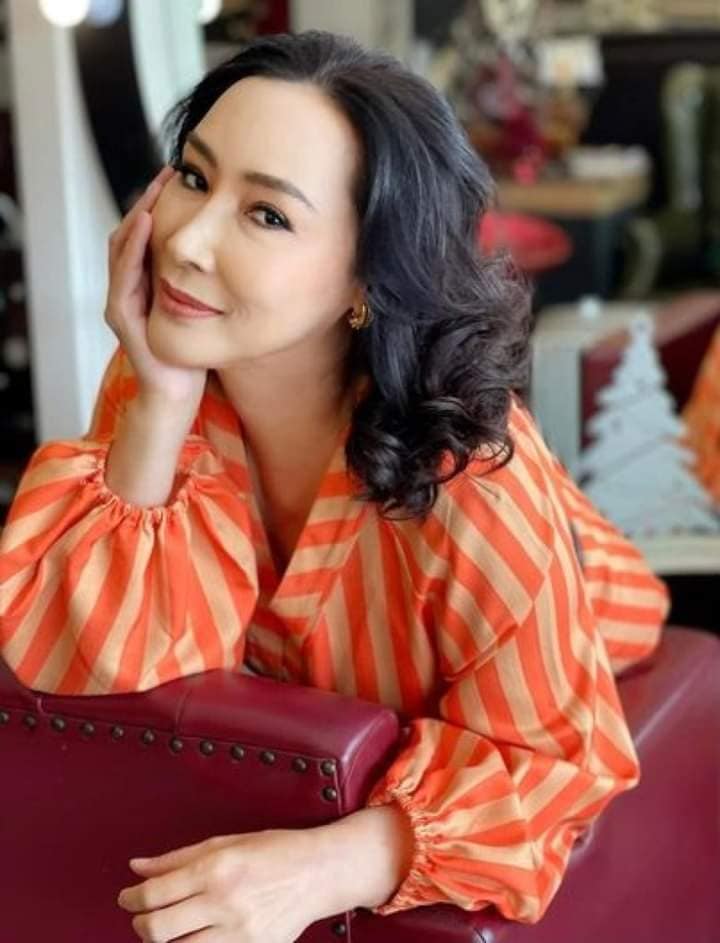 ละคร พ่อตาปืนโต ตอน สาวกำนันพันธุ์ดุ 2568 ในดินแดนดอนรักที่เคยสงบสุข "กำนันเสือ หรือ น้ำเพชร" ผู้เป็นดั่งเสาหลักของชุมชน ต้องเผชิญหน้ากับเงามืดที่คืบคลานเข้ามา เมื่อ โจรหน้ากากเหล็ก ปรากฏตัวพร้อมทิ้งรอยความเสียหายไว้เป็นเงิน 100 ล้านบาทที่ถูกปล้นไป ท่ามกลางความวุ่นวาย "ขุนพล" นายอำเภอหนุ่มผู้มาพร้อมภารกิจลับในการสืบเบื้องหลังการตายของพ่อ และ กำนันช้าง คู่ปรับเก่าจากดอนระทม ก็ได้เข้ามาพัวพันในภารกิจทวงคืนเงิน พร้อมกับไขปริศนาตัวตนของจอมโจร บททดสอบครั้งนี้ไม่เพียงแต่จะเต็มไปด้วยฉากแอ็กชันสุดมันส์ ความฮาชวนหัว แต่ยังรวมถึงเรื่องราวรักที่ค่อยๆ ก่อตัวขึ้นในใจกลางความขัดแย้ง 16 361585710 3572612436355458 8564779592643056818 n