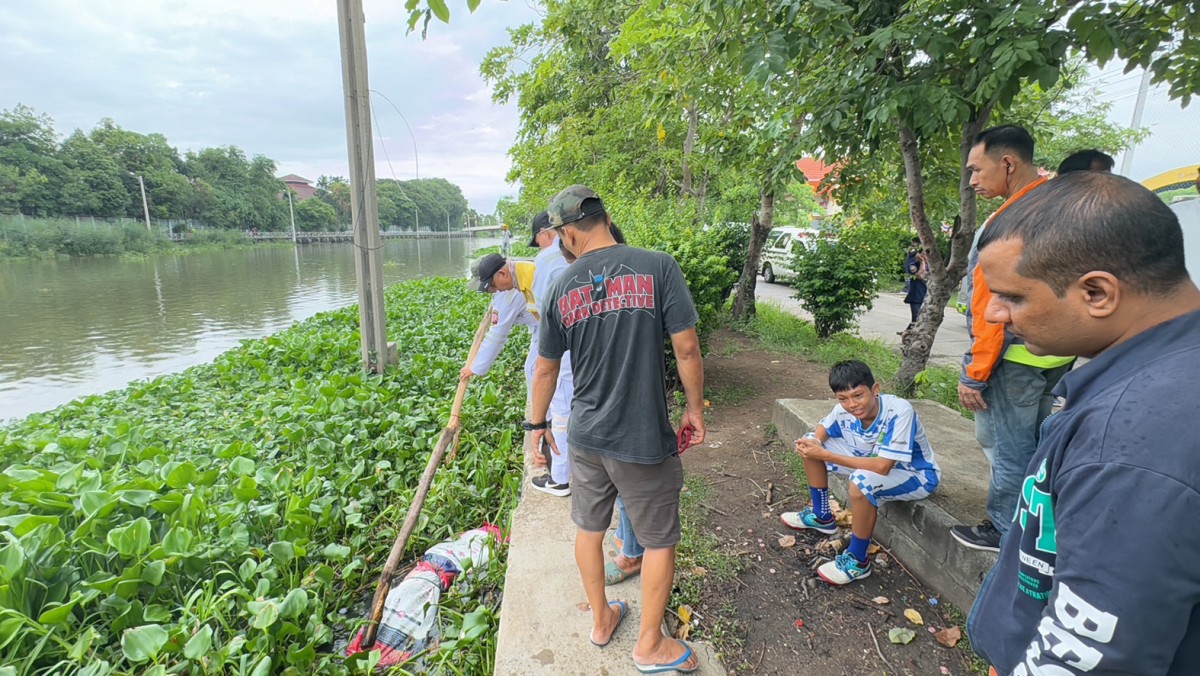 กระสอบปริศนาลอยมาติดริมทางเท้า ถูกมัดคล้ายร่างคน พอแกะออกถึงกับโล่งอก เป็นศพตัวเงินตัวทอง