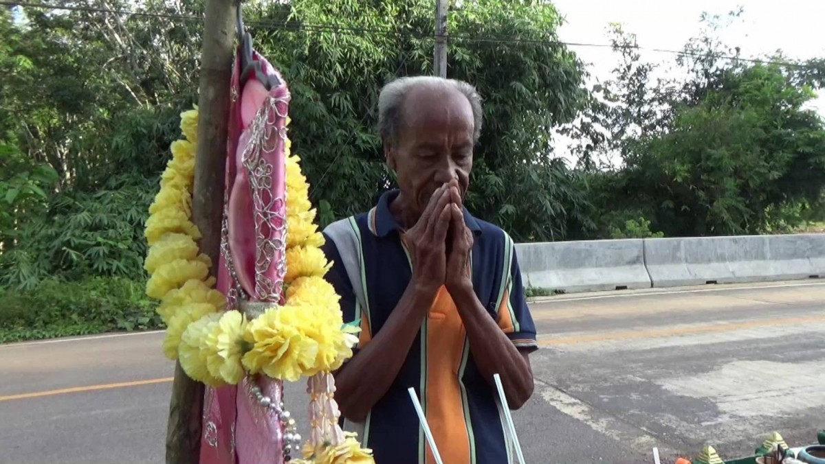 สตูลส่องเลขธูปทวดหลุมพอบนได้ไหว้รับชาวบ้านเคารพบูชา