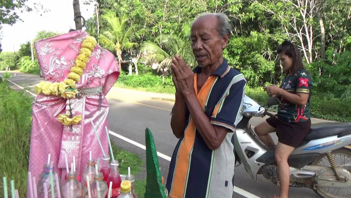 สตูลส่องเลขธูปทวดหลุมพอบนได้ไหว้รับชาวบ้านเคารพบูชา