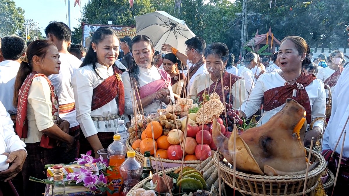 -- สุรินทร์-ไม่พลาดส่องเลขเด็ด..ประเพณีแซนโฎนตา บุญเดือนสิบของชาวไทยเชื้อสายเขมร เริ่มแล้วคึกคัก