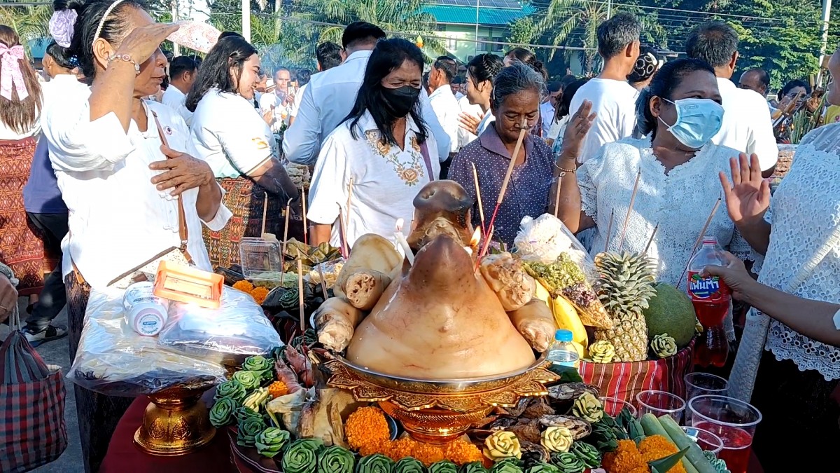 -- สุรินทร์-ไม่พลาดส่องเลขเด็ด..ประเพณีแซนโฎนตา บุญเดือนสิบของชาวไทยเชื้อสายเขมร เริ่มแล้วคึกคัก