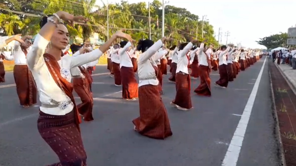 -- สุรินทร์-ไม่พลาดส่องเลขเด็ด..ประเพณีแซนโฎนตา บุญเดือนสิบของชาวไทยเชื้อสายเขมร เริ่มแล้วคึกคัก