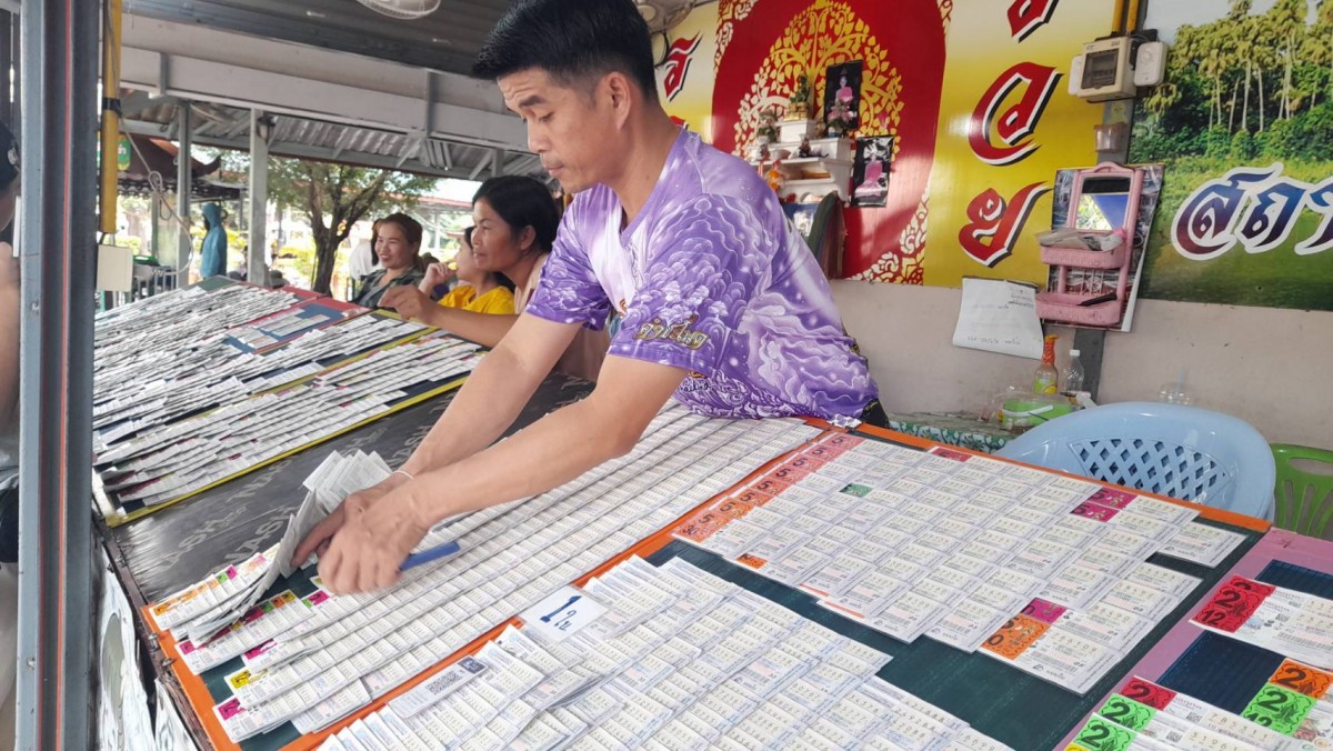 อุดรธานี 121067 คอหวยคำชะโนดแห่ซื้อ 451,154 เลขธูปนำโชคโต๊ะบวงสรวงท่านชายอ้นเกลี้ยงแผง