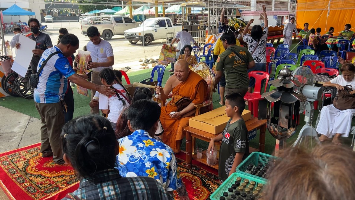 301167 ชัยนาท ศรัทธาล้นลูกศิษย์แห่อาบน้ำมนต์หลวงพ่อผอมกลางแจ้งหวังสุขภาพดีคอหวยไม่พลาดส่องเลขเด็ด