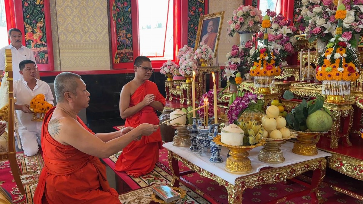 ชาวบ้านแห่ร่วมพิธีบวงสรวงหลวงพ่อเศรษฐีเซียนหวยไม่พลาดล้วงไหส่องเลขเด็ด