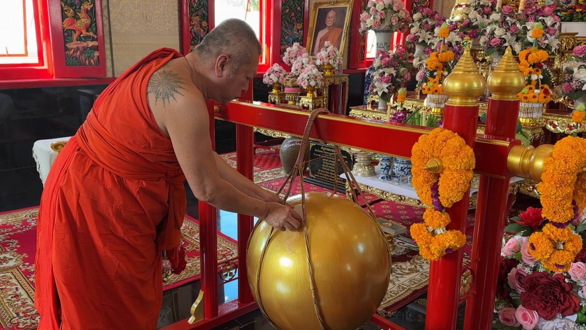 ชาวบ้านแห่ร่วมพิธีบวงสรวงหลวงพ่อเศรษฐีเซียนหวยไม่พลาดล้วงไหส่องเลขเด็ด