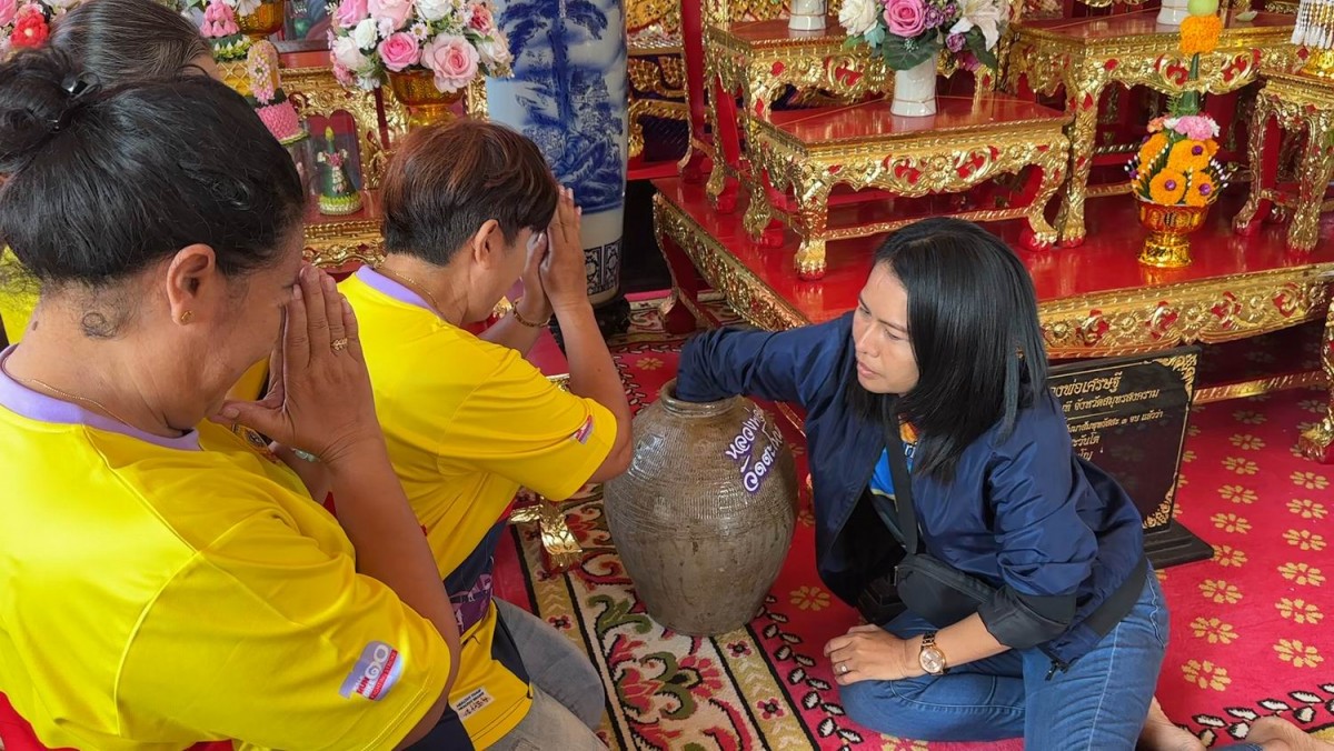 ชาวบ้านแห่ร่วมพิธีบวงสรวงหลวงพ่อเศรษฐีเซียนหวยไม่พลาดล้วงไหส่องเลขเด็ด