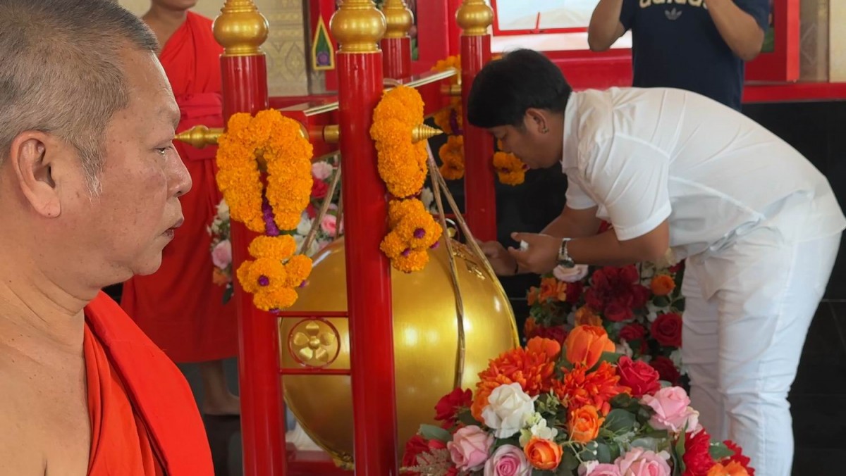 ชาวบ้านแห่ร่วมพิธีบวงสรวงหลวงพ่อเศรษฐีเซียนหวยไม่พลาดล้วงไหส่องเลขเด็ด