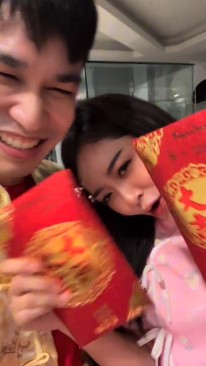 แก้มบุ๋ม พีท