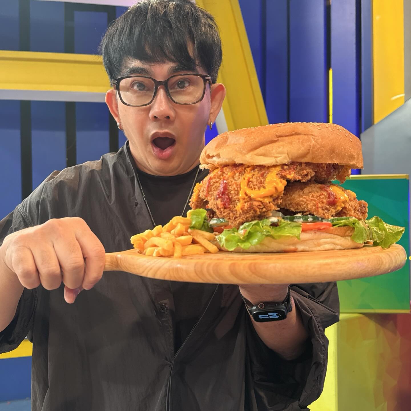 พชร์ อานนท์