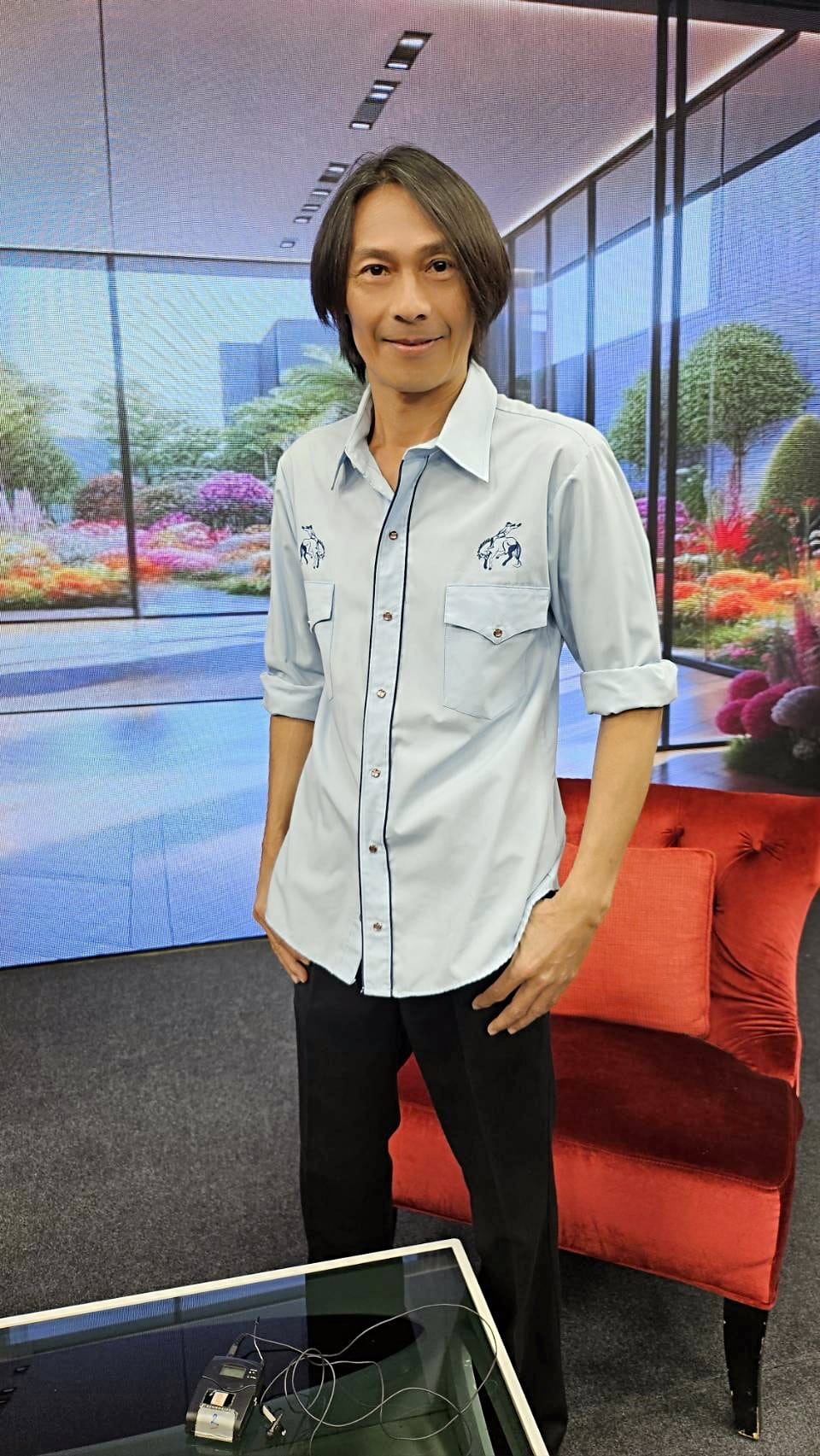 เดอะ สโตน พระแท้ คนเก๊ 2025 เอก ชายหนุ่มผู้แบกรับชะตากรรมของบิดาที่กำลังป่วยหนักไว้บนบ่า เขาไม่เคยรู้เลยว่า "พระเครื่องเก่าแก่" เพียงองค์เดียวที่นำไปประเมินราคานั้น จะไม่ใช่แค่ทางรอด…แต่มันคือกุญแจสู่อาณาจักรสีเทาที่เต็มไปด้วยเล่ห์กล ทันทีที่เซียนพระประกาศว่านี่คือ "พระสมเด็จเฮียรัตน์" พระในตำนานที่หายสาบสูญไปกว่าสามทศวรรษ มูลค่าร้อยล้านบาทก็ส่องประกายเรืองรองราวกับแสงตะเกียงที่ดึงดูดผีเสื้อ…และเหล่าเซียนพระก็คือผีเสื้อเหล่านั้น การช่วยเหลือจาก เซียนหมวย อาจนำทางเอกเข้าสู่เวทีประกวด แต่แท้จริงแล้ว เขากำลังก้าวเข้าสู่ สมรภูมิหักเหลี่ยมเฉือนคม ที่พร้อมจะกลืนกินชีวิตเขาไปพร้อมกับพระเครื่ององค์นั้น 9 gal 9720466 20250211034427 62c620e