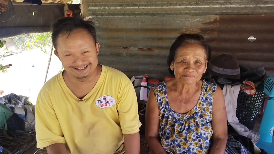 ---สุรินทร์-เปิดชีวิตจริง..พี่ชายพิการ ส่งน้องเรียนจบ ผช.พยาบาล ยอมเจียดเงินเดือนคนพิการให้น้องเดือนละ 500 บาท แถมอารมณ์ดีและขยัน ช่วยงานบ้านและรับจ้างทุกอย่างที่ได้เงิน ครอบครัวสุดภูมิใจ