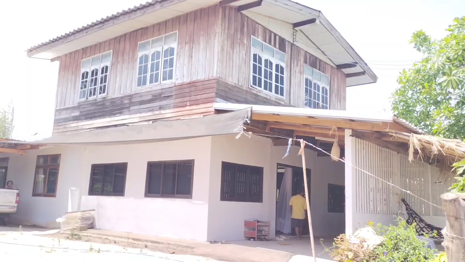 ---สุรินทร์-เปิดชีวิตจริง..พี่ชายพิการ ส่งน้องเรียนจบ ผช.พยาบาล ยอมเจียดเงินเดือนคนพิการให้น้องเดือนละ 500 บาท แถมอารมณ์ดีและขยัน ช่วยงานบ้านและรับจ้างทุกอย่างที่ได้เงิน ครอบครัวสุดภูมิใจ