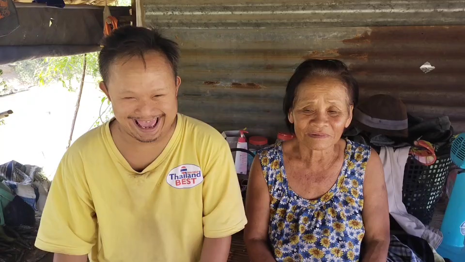 ---สุรินทร์-เปิดชีวิตจริง..พี่ชายพิการ ส่งน้องเรียนจบ ผช.พยาบาล ยอมเจียดเงินเดือนคนพิการให้น้องเดือนละ 500 บาท แถมอารมณ์ดีและขยัน ช่วยงานบ้านและรับจ้างทุกอย่างที่ได้เงิน ครอบครัวสุดภูมิใจ