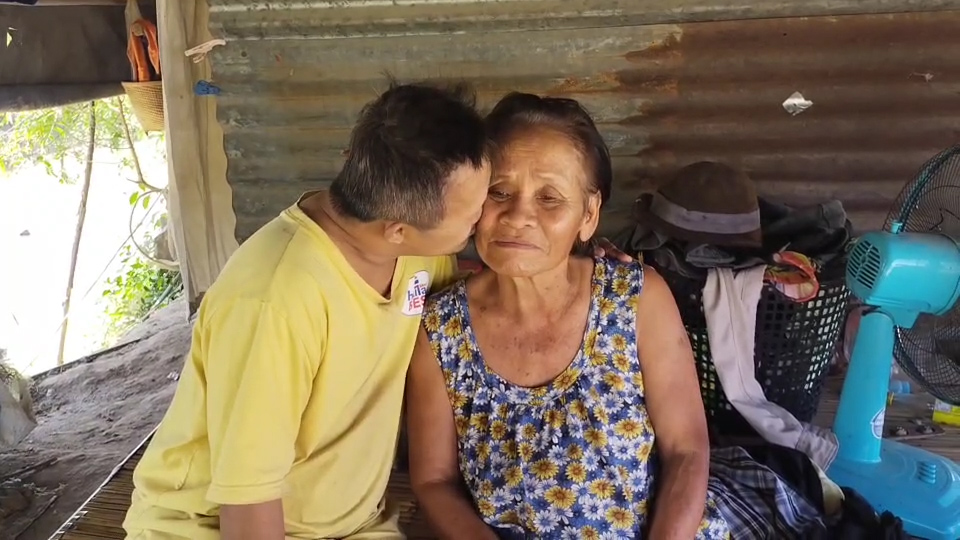 ---สุรินทร์-เปิดชีวิตจริง..พี่ชายพิการ ส่งน้องเรียนจบ ผช.พยาบาล ยอมเจียดเงินเดือนคนพิการให้น้องเดือนละ 500 บาท แถมอารมณ์ดีและขยัน ช่วยงานบ้านและรับจ้างทุกอย่างที่ได้เงิน ครอบครัวสุดภูมิใจ