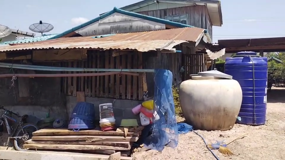 ---สุรินทร์-เปิดชีวิตจริง..พี่ชายพิการ ส่งน้องเรียนจบ ผช.พยาบาล ยอมเจียดเงินเดือนคนพิการให้น้องเดือนละ 500 บาท แถมอารมณ์ดีและขยัน ช่วยงานบ้านและรับจ้างทุกอย่างที่ได้เงิน ครอบครัวสุดภูมิใจ