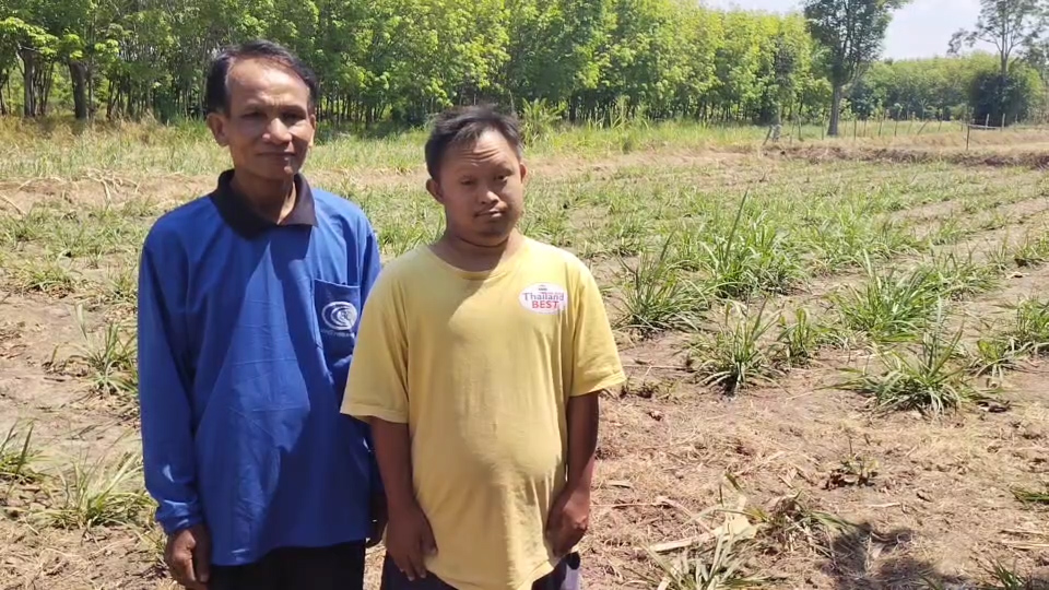 ---สุรินทร์-เปิดชีวิตจริง..พี่ชายพิการ ส่งน้องเรียนจบ ผช.พยาบาล ยอมเจียดเงินเดือนคนพิการให้น้องเดือนละ 500 บาท แถมอารมณ์ดีและขยัน ช่วยงานบ้านและรับจ้างทุกอย่างที่ได้เงิน ครอบครัวสุดภูมิใจ