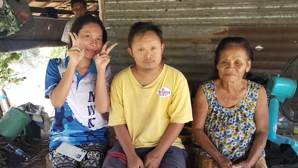 ---สุรินทร์-เปิดชีวิตจริง..พี่ชายพิการ ส่งน้องเรียนจบ ผช.พยาบาล ยอมเจียดเงินเดือนคนพิการให้น้องเดือนละ 500 บาท แถมอารมณ์ดีและขยัน ช่วยงานบ้านและรับจ้างทุกอย่างที่ได้เงิน ครอบครัวสุดภูมิใจ