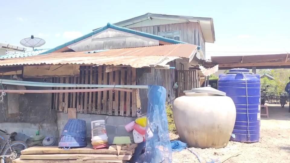 ---สุรินทร์-เปิดชีวิตจริง..พี่ชายพิการ ส่งน้องเรียนจบ ผช.พยาบาล ยอมเจียดเงินเดือนคนพิการให้น้องเดือนละ 500 บาท แถมอารมณ์ดีและขยัน ช่วยงานบ้านและรับจ้างทุกอย่างที่ได้เงิน ครอบครัวสุดภูมิใจ