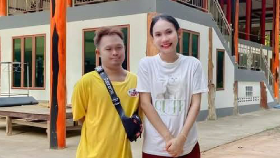 ---สุรินทร์-เปิดชีวิตจริง..พี่ชายพิการ ส่งน้องเรียนจบ ผช.พยาบาล ยอมเจียดเงินเดือนคนพิการให้น้องเดือนละ 500 บาท แถมอารมณ์ดีและขยัน ช่วยงานบ้านและรับจ้างทุกอย่างที่ได้เงิน ครอบครัวสุดภูมิใจ