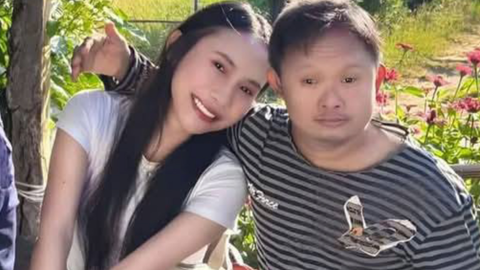 ---สุรินทร์-เปิดชีวิตจริง..พี่ชายพิการ ส่งน้องเรียนจบ ผช.พยาบาล ยอมเจียดเงินเดือนคนพิการให้น้องเดือนละ 500 บาท แถมอารมณ์ดีและขยัน ช่วยงานบ้านและรับจ้างทุกอย่างที่ได้เงิน ครอบครัวสุดภูมิใจ