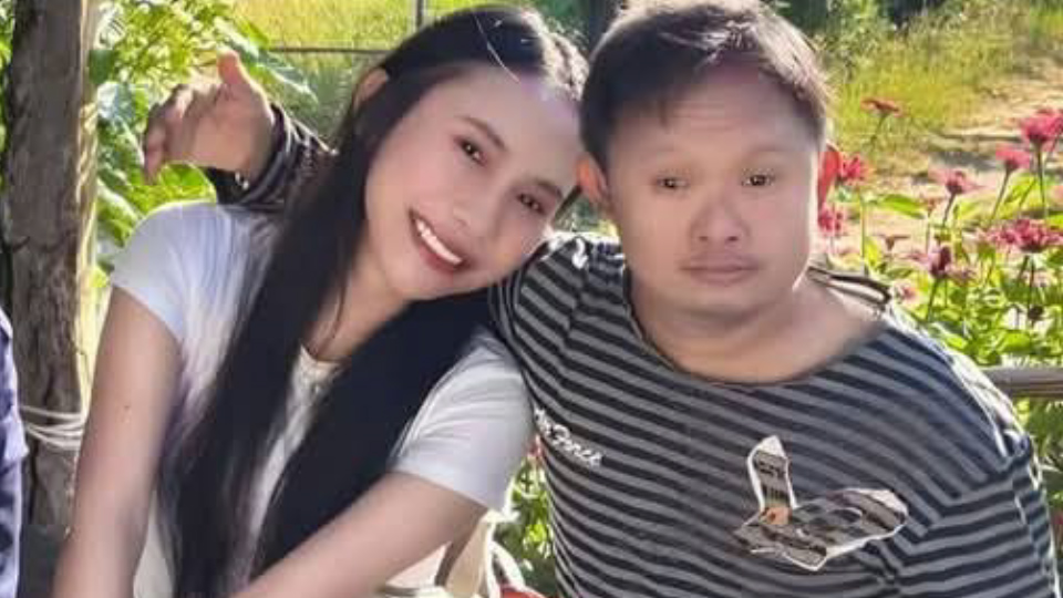 ---สุรินทร์-เปิดชีวิตจริง..พี่ชายพิการ ส่งน้องเรียนจบ ผช.พยาบาล ยอมเจียดเงินเดือนคนพิการให้น้องเดือนละ 500 บาท แถมอารมณ์ดีและขยัน ช่วยงานบ้านและรับจ้างทุกอย่างที่ได้เงิน ครอบครัวสุดภูมิใจ