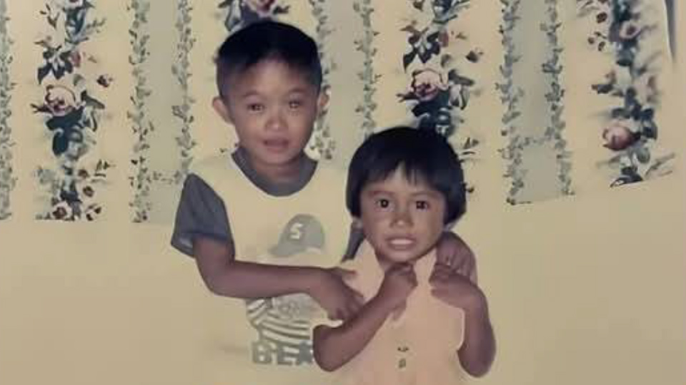 ---สุรินทร์-เปิดชีวิตจริง..พี่ชายพิการ ส่งน้องเรียนจบ ผช.พยาบาล ยอมเจียดเงินเดือนคนพิการให้น้องเดือนละ 500 บาท แถมอารมณ์ดีและขยัน ช่วยงานบ้านและรับจ้างทุกอย่างที่ได้เงิน ครอบครัวสุดภูมิใจ