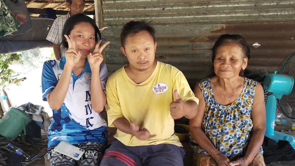 ---สุรินทร์-เปิดชีวิตจริง..พี่ชายพิการ ส่งน้องเรียนจบ ผช.พยาบาล ยอมเจียดเงินเดือนคนพิการให้น้องเดือนละ 500 บาท แถมอารมณ์ดีและขยัน ช่วยงานบ้านและรับจ้างทุกอย่างที่ได้เงิน ครอบครัวสุดภูมิใจ