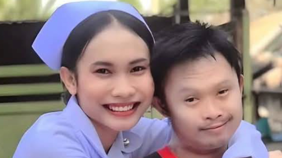 ---สุรินทร์-เปิดชีวิตจริง..พี่ชายพิการ ส่งน้องเรียนจบ ผช.พยาบาล ยอมเจียดเงินเดือนคนพิการให้น้องเดือนละ 500 บาท แถมอารมณ์ดีและขยัน ช่วยงานบ้านและรับจ้างทุกอย่างที่ได้เงิน ครอบครัวสุดภูมิใจ